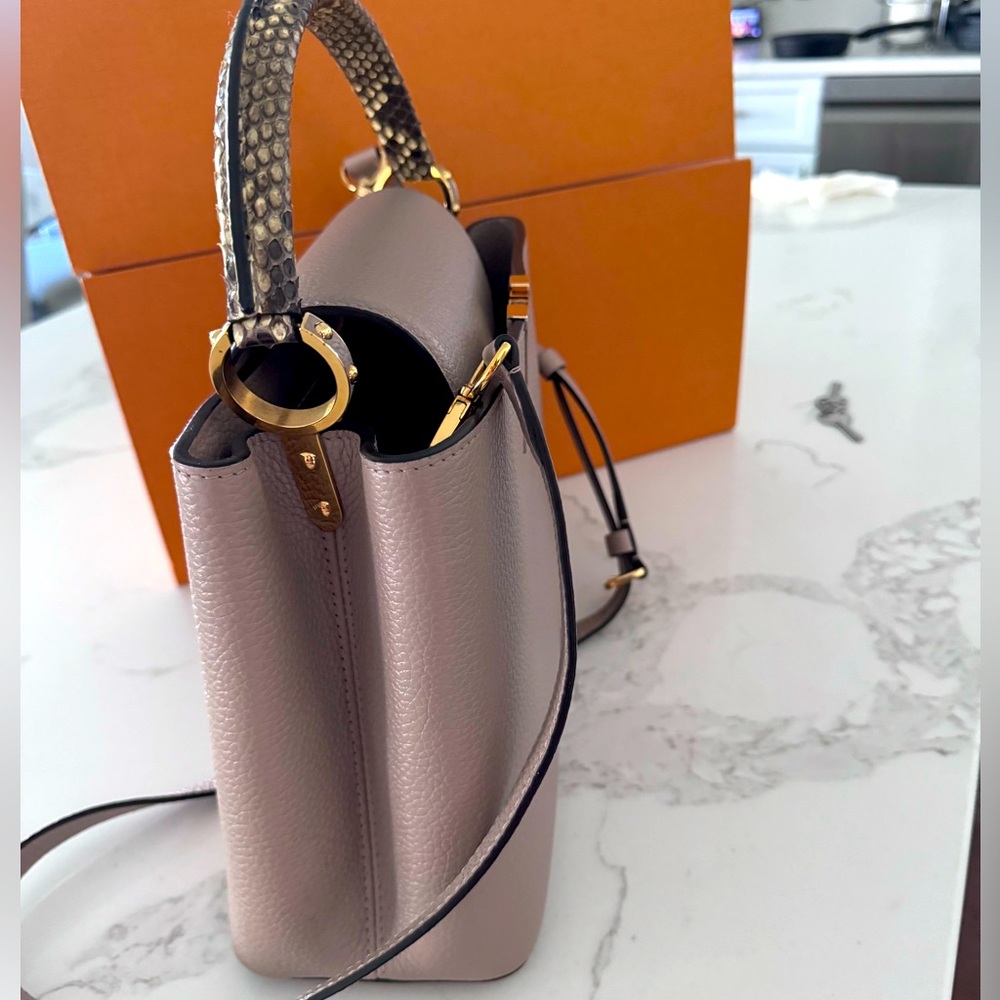 LV Capucines BB handbag, New condition,Taupe Color, it comes with box,dust bag. - Picture 4 of 6